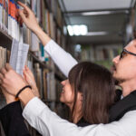 Jak się poznać w bibliotece